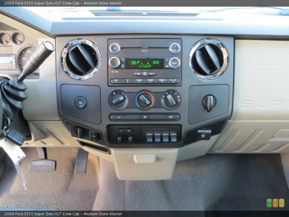Medium Stone Interior Controls for the 2009 Ford F250 Super Duty XLT Crew Cab #78906551