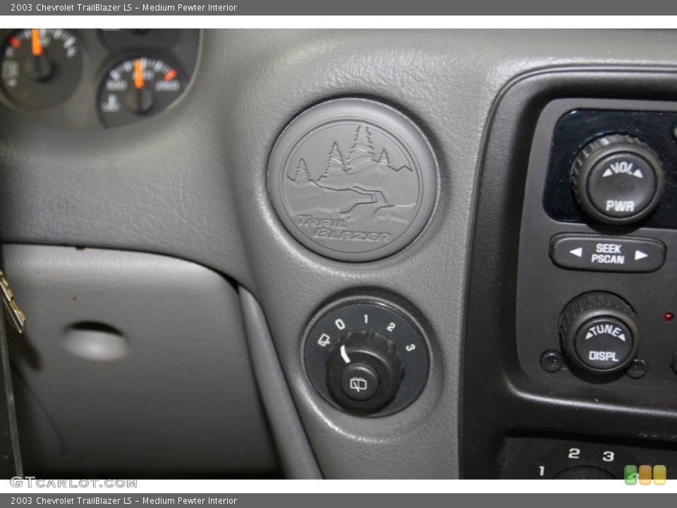Medium Pewter Interior Controls for the 2003 Chevrolet TrailBlazer LS #78925428