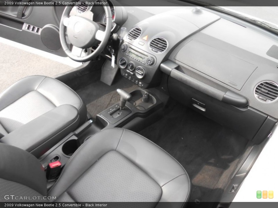 Black Interior Dashboard for the 2009 Volkswagen New Beetle 2.5 Convertible #79015040