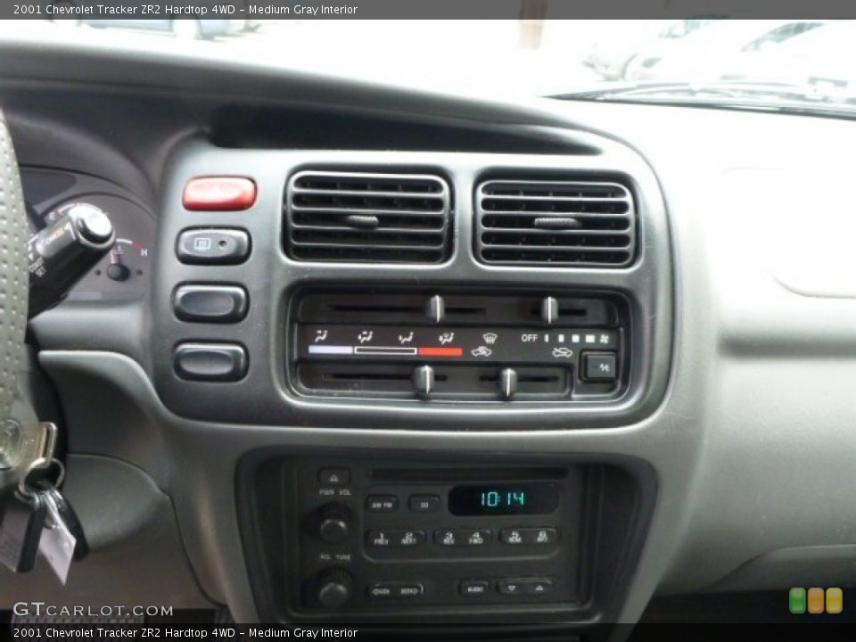 Medium Gray Interior Controls for the 2001 Chevrolet Tracker ZR2 Hardtop 4WD #79091362