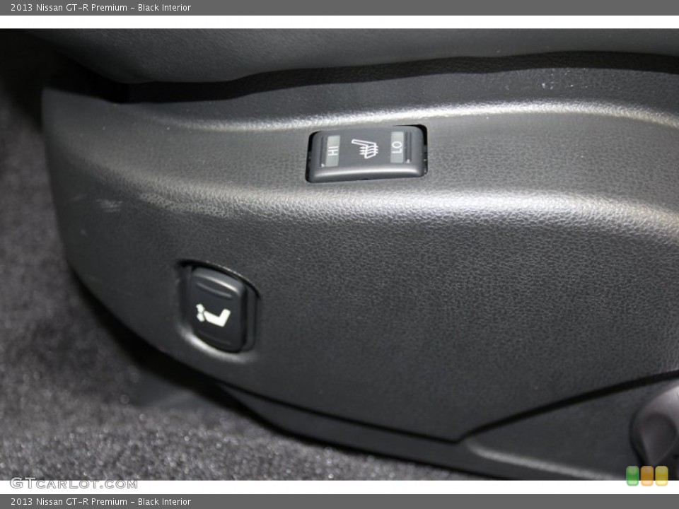 Black Interior Controls for the 2013 Nissan GT-R Premium #79141101