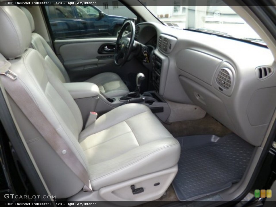Light Gray Interior Photo for the 2006 Chevrolet TrailBlazer LT 4x4 #79153803