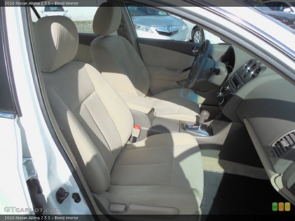 Blond Interior Photo for the 2010 Nissan Altima 2.5 S #79235712