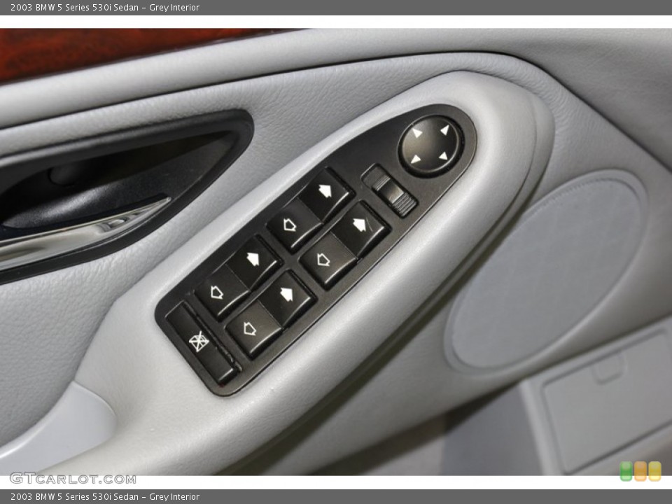 Grey Interior Controls for the 2003 BMW 5 Series 530i Sedan #79264346