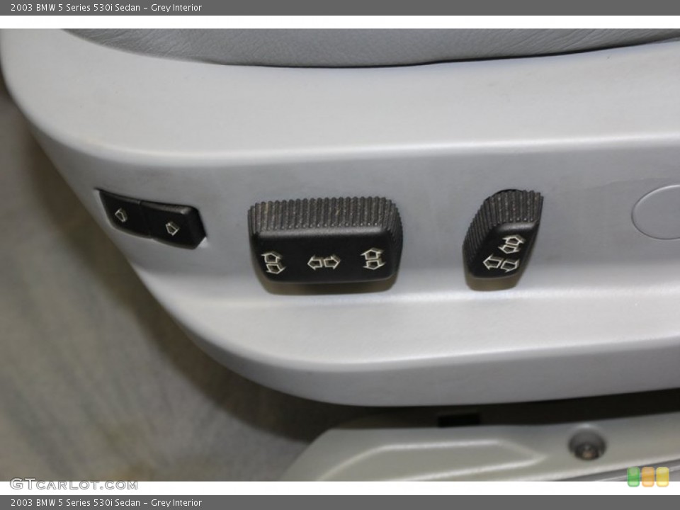 Grey Interior Controls for the 2003 BMW 5 Series 530i Sedan #79264377