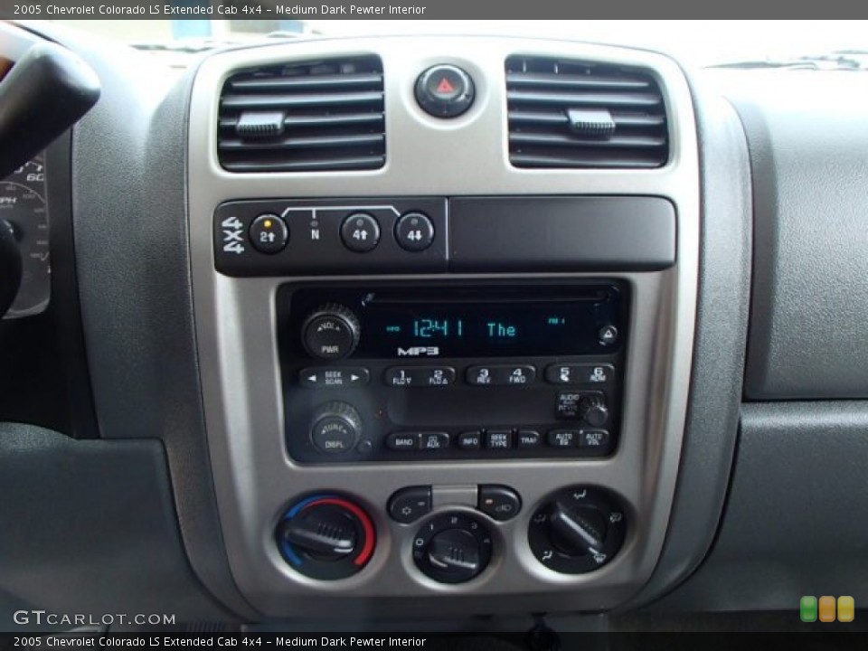 Medium Dark Pewter Interior Controls for the 2005 Chevrolet Colorado LS Extended Cab 4x4 #79360609