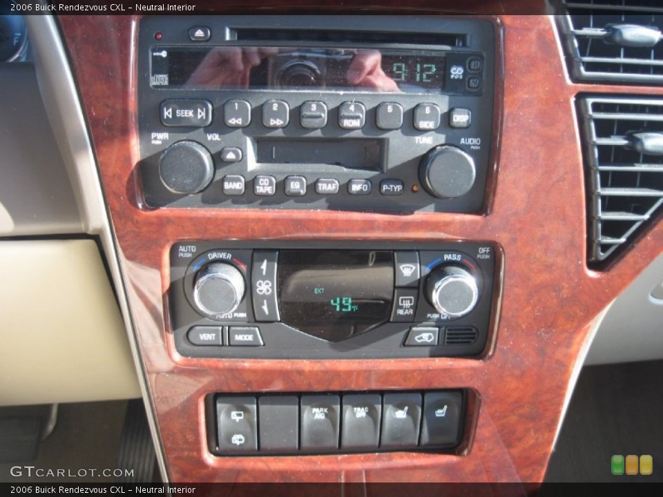 Neutral Interior Controls for the 2006 Buick Rendezvous CXL #79488017