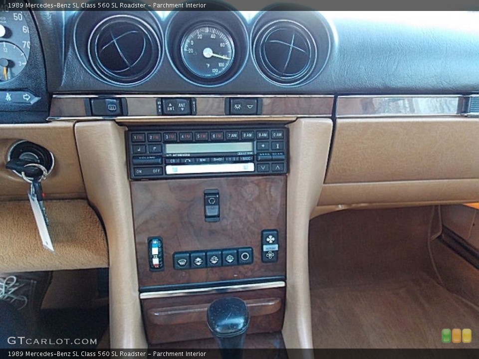 Parchment Interior Controls for the 1989 Mercedes-Benz SL Class 560 SL Roadster #79532005