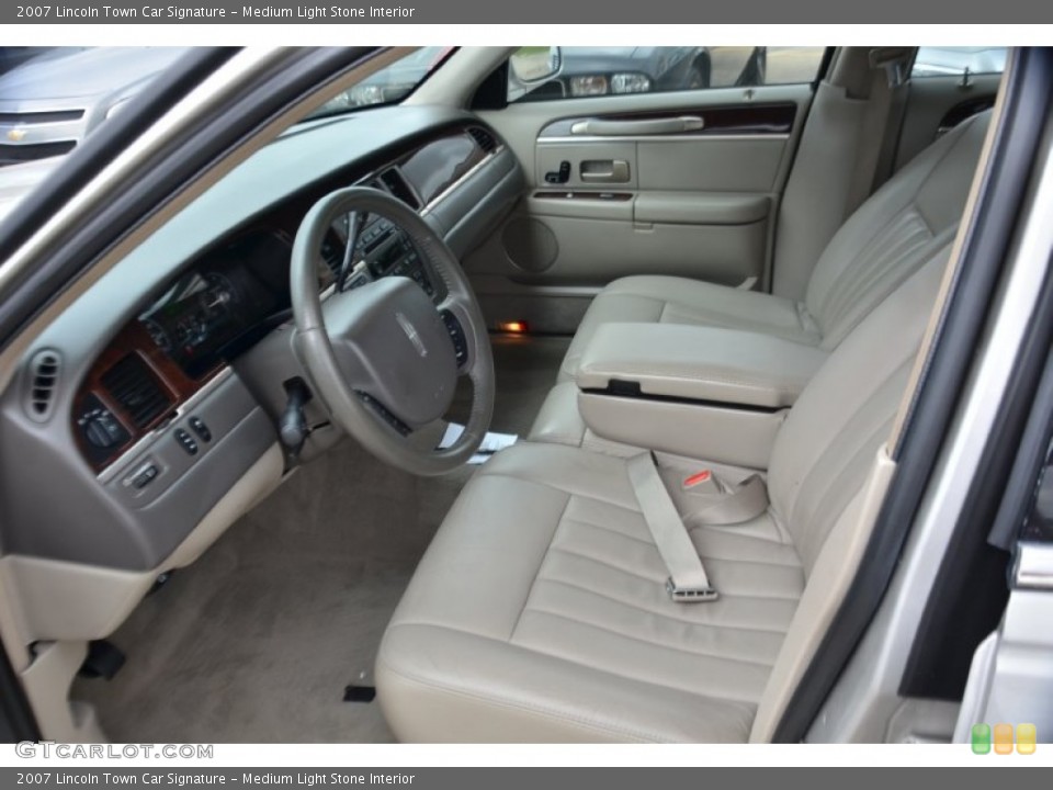 Medium Light Stone Interior Photo for the 2007 Lincoln Town Car Signature #79534815