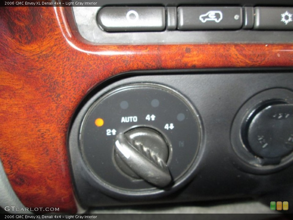 Light Gray Interior Controls for the 2006 GMC Envoy XL Denali 4x4 #79575112