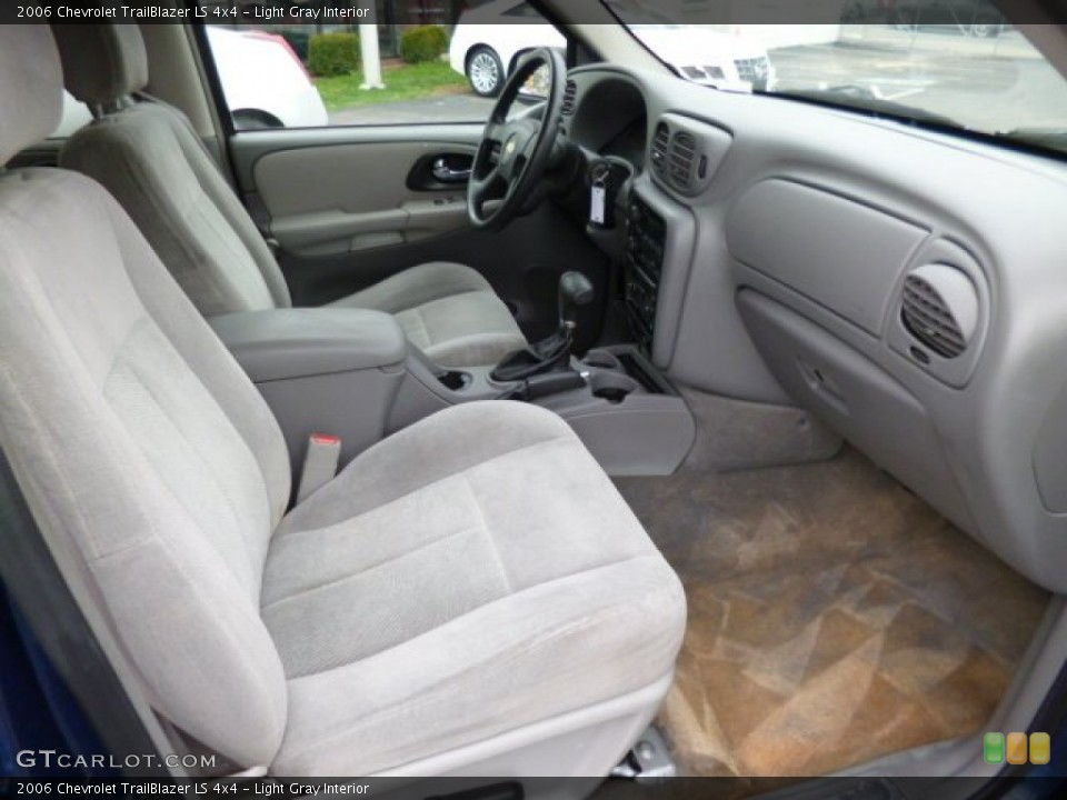 Light Gray Interior Photo for the 2006 Chevrolet TrailBlazer LS 4x4 #79779066