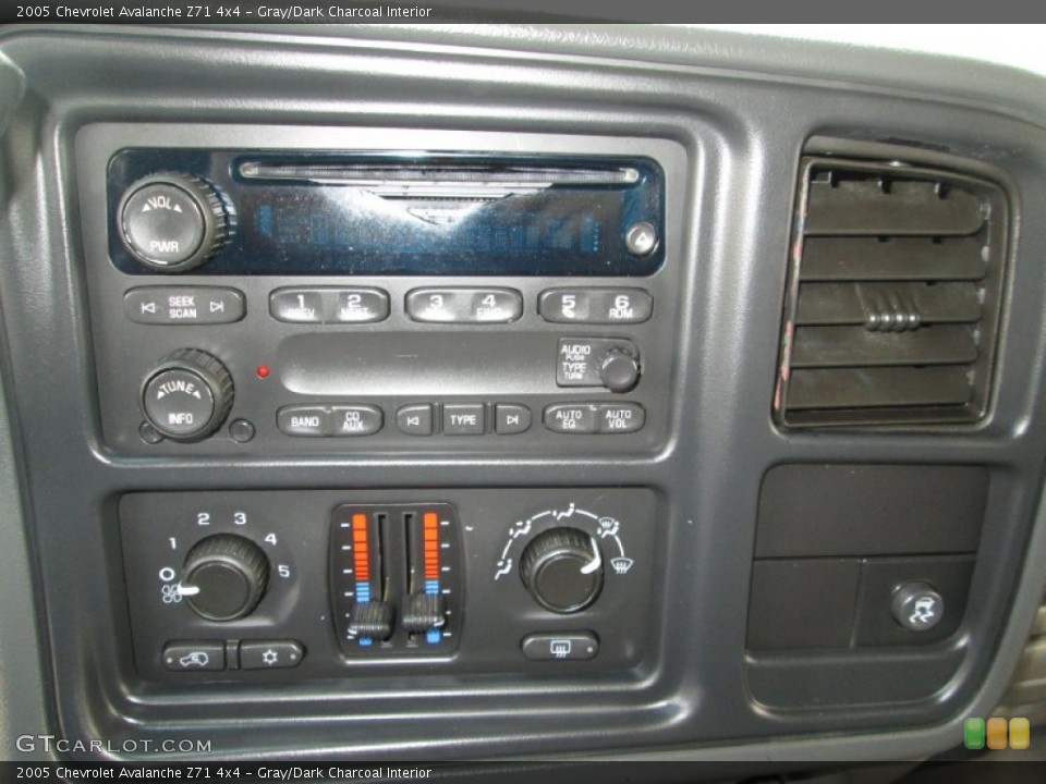 Gray/Dark Charcoal Interior Controls for the 2005 Chevrolet Avalanche Z71 4x4 #79821163
