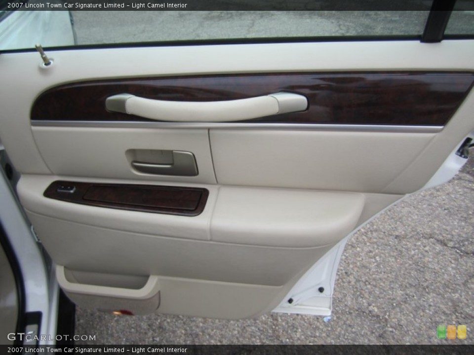 Light Camel Interior Door Panel for the 2007 Lincoln Town Car Signature Limited #79876365