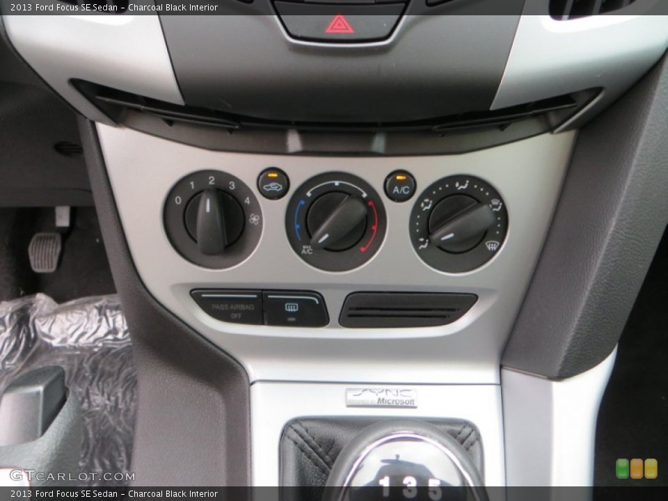 Charcoal Black Interior Controls for the 2013 Ford Focus SE Sedan #79900629