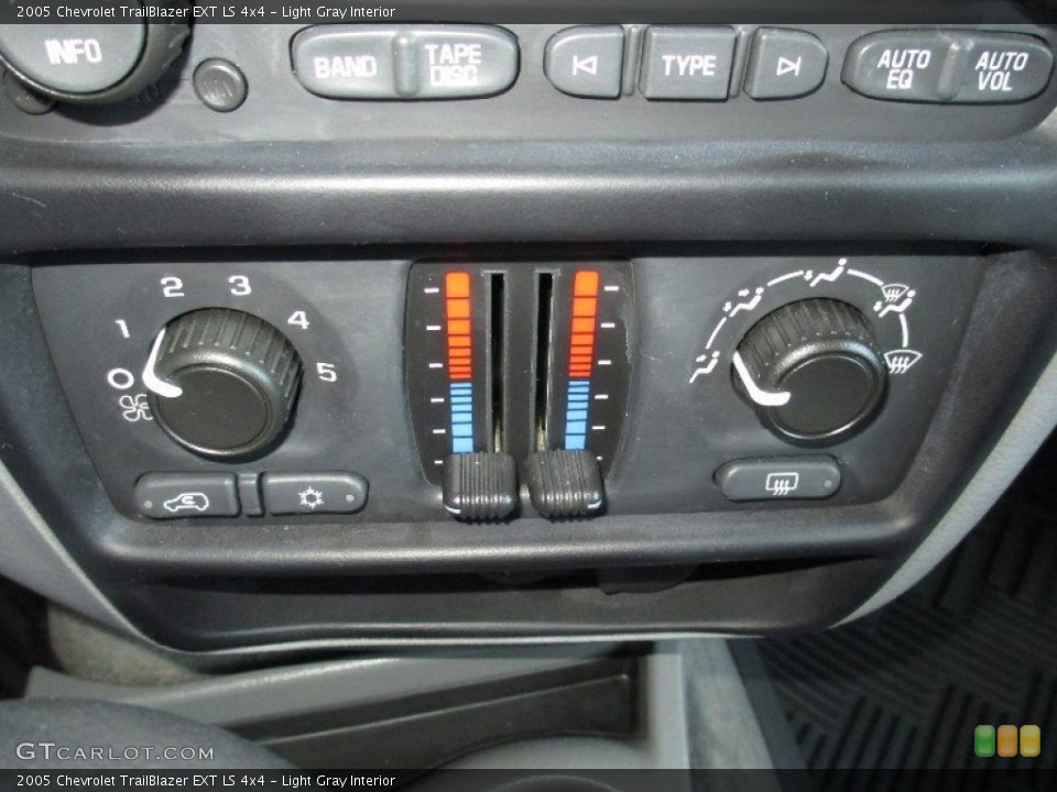 Light Gray Interior Controls for the 2005 Chevrolet TrailBlazer EXT LS 4x4 #80052995