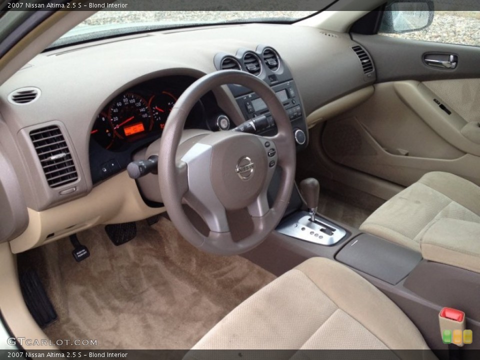 Blond Interior Photo for the 2007 Nissan Altima 2.5 S #80119905