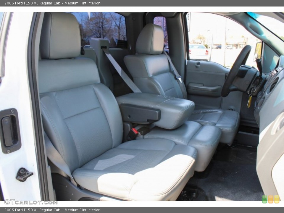 Medium Flint Interior Photo for the 2006 Ford F150 XL Regular Cab #80179589