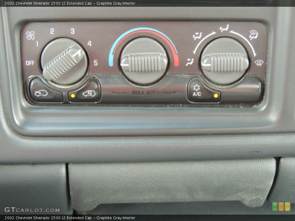 Graphite Gray Interior Controls for the 2002 Chevrolet Silverado 1500 LS Extended Cab #80324529