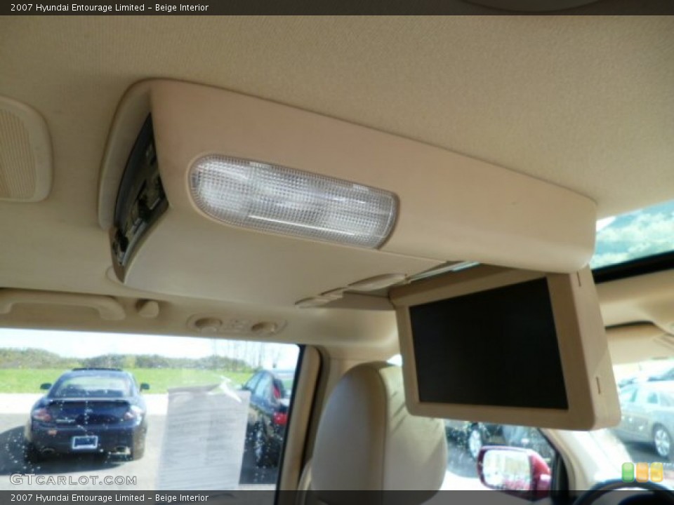 Beige Interior Entertainment System for the 2007 Hyundai Entourage Limited #80340084