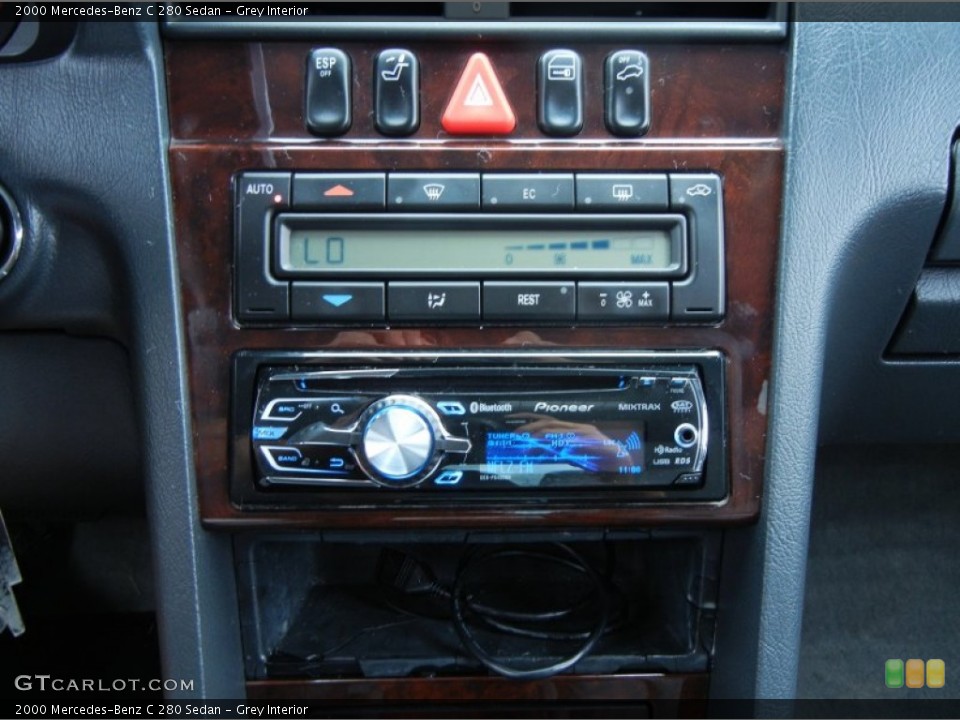 Grey Interior Controls for the 2000 Mercedes-Benz C 280 Sedan #80506084