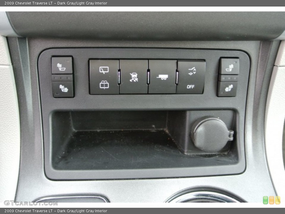 Dark Gray/Light Gray Interior Controls for the 2009 Chevrolet Traverse LT #80663808