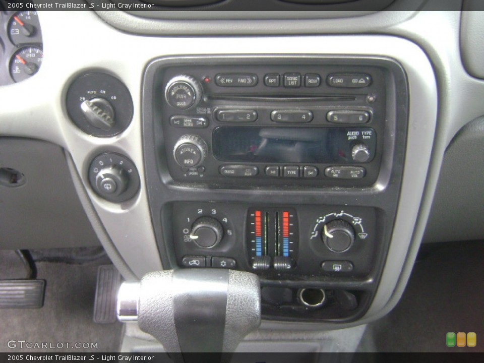 Light Gray Interior Controls for the 2005 Chevrolet TrailBlazer LS #80674272