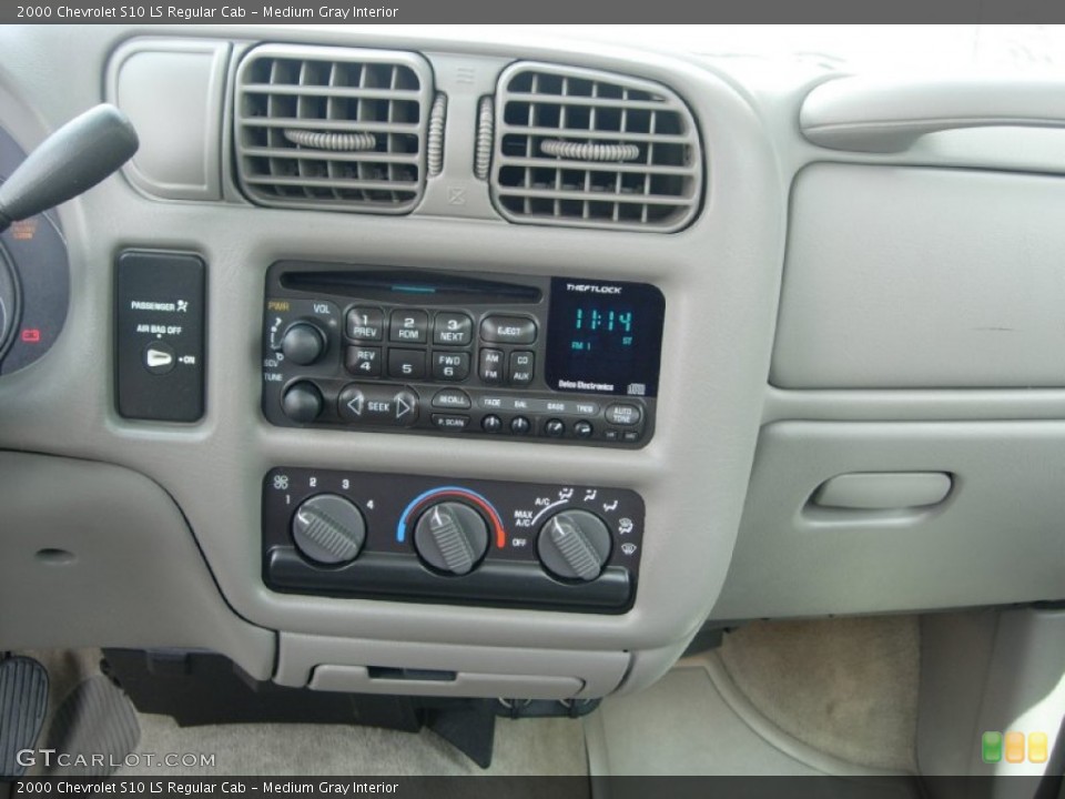 Medium Gray Interior Controls for the 2000 Chevrolet S10 LS Regular Cab #80711942