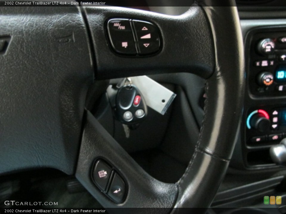 Dark Pewter Interior Controls for the 2002 Chevrolet TrailBlazer LTZ 4x4 #80842914