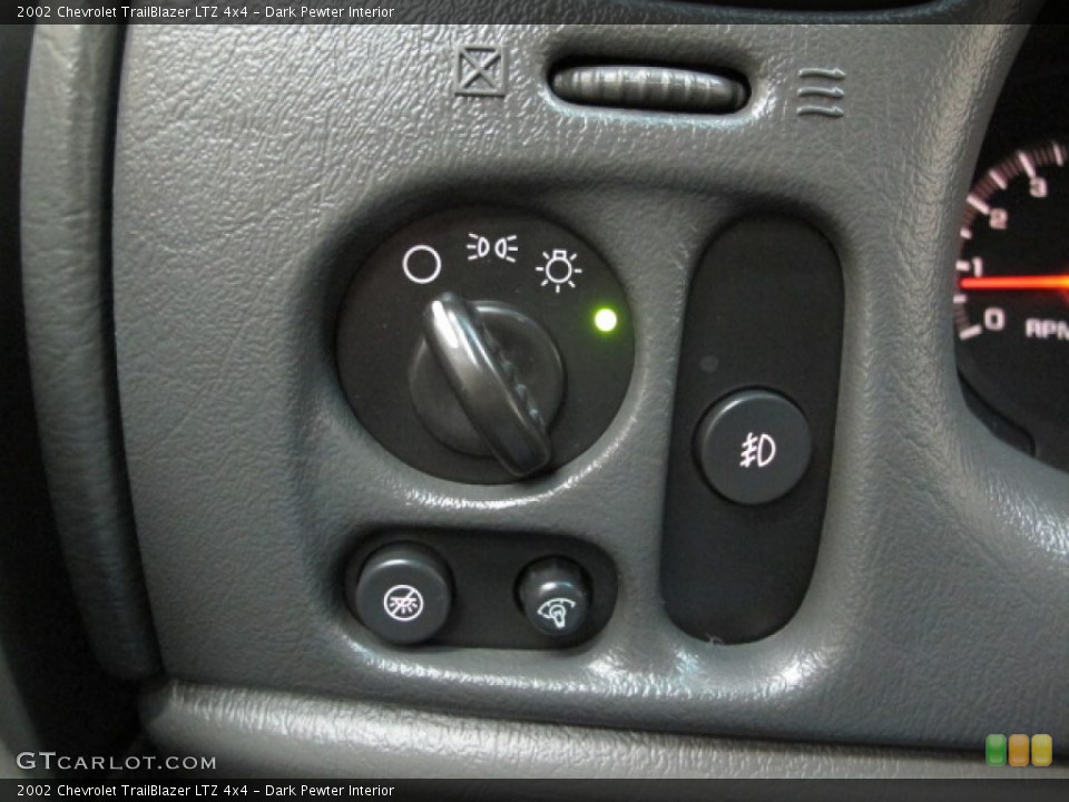 Dark Pewter Interior Controls for the 2002 Chevrolet TrailBlazer LTZ 4x4 #80842957