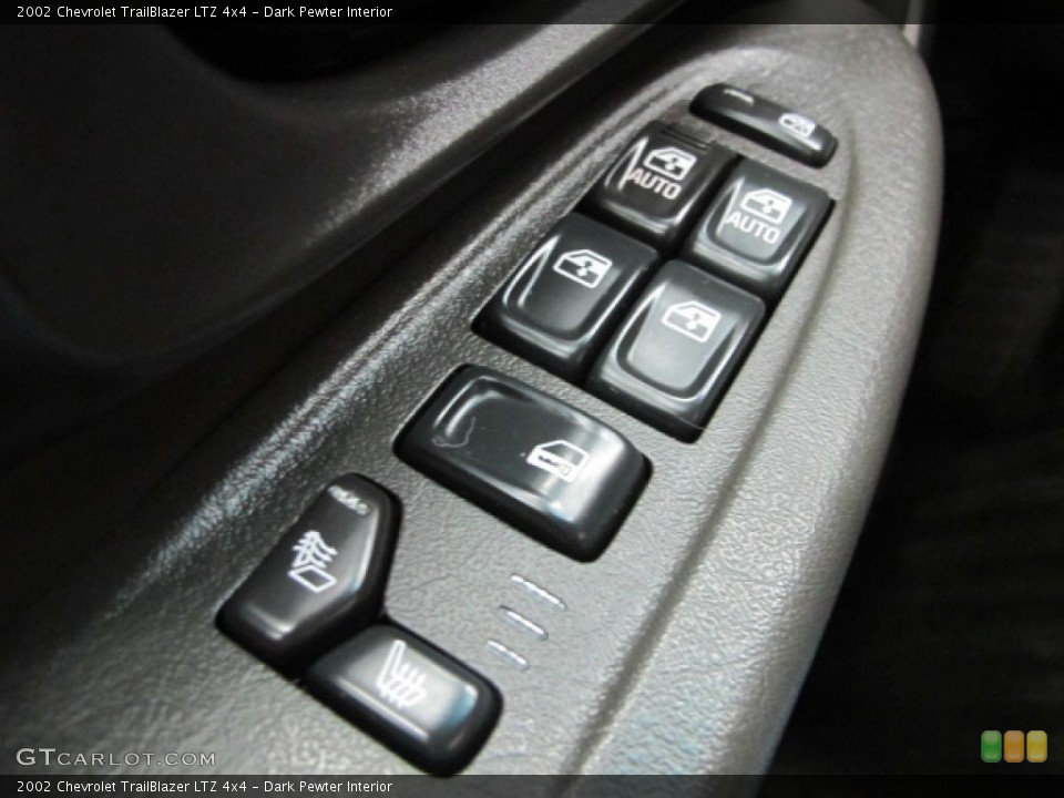 Dark Pewter Interior Controls for the 2002 Chevrolet TrailBlazer LTZ 4x4 #80842982