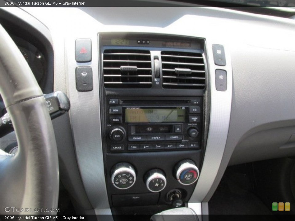 Gray Interior Controls for the 2006 Hyundai Tucson GLS V6 #80848642