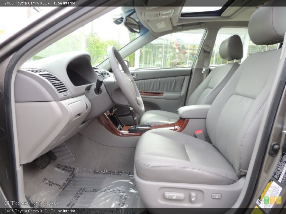 Taupe Interior Photo for the 2005 Toyota Camry XLE #80910992