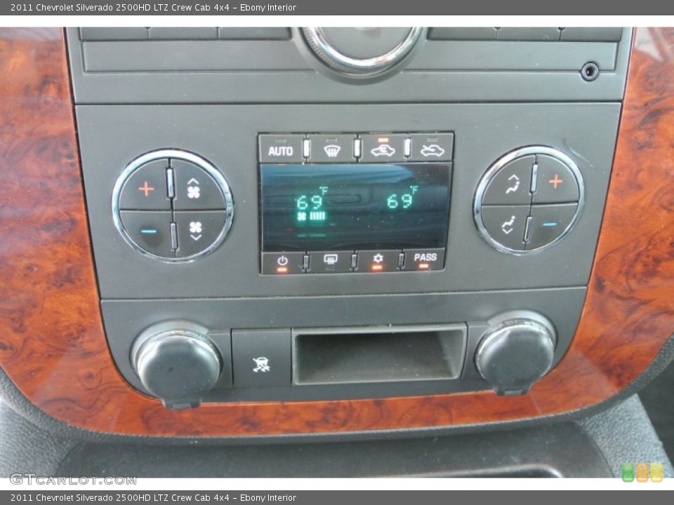 Ebony Interior Controls for the 2011 Chevrolet Silverado 2500HD LTZ Crew Cab 4x4 #81094885