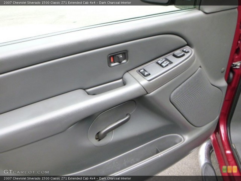 Dark Charcoal Interior Controls for the 2007 Chevrolet Silverado 1500 Classic Z71 Extended Cab 4x4 #81166021