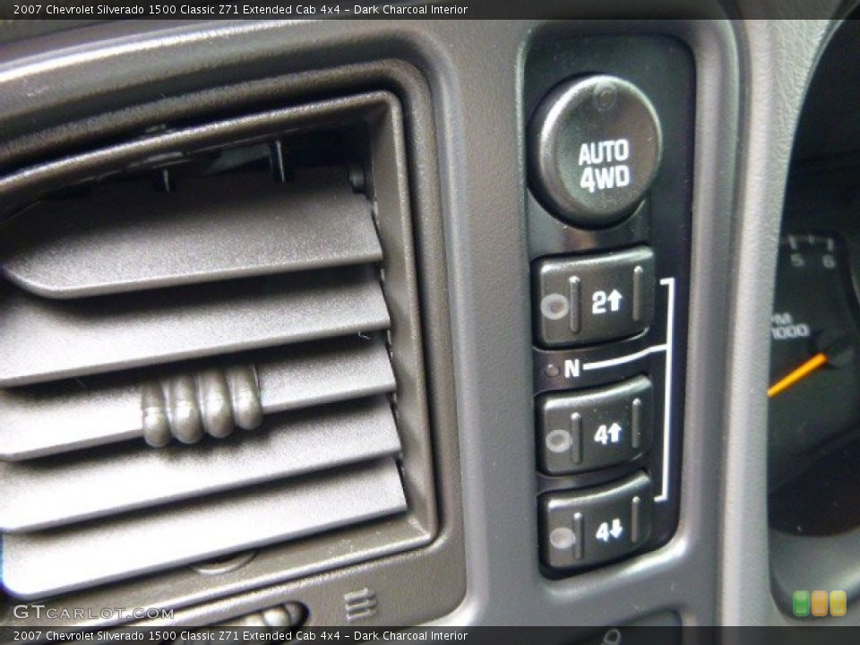 Dark Charcoal Interior Controls for the 2007 Chevrolet Silverado 1500 Classic Z71 Extended Cab 4x4 #81166038