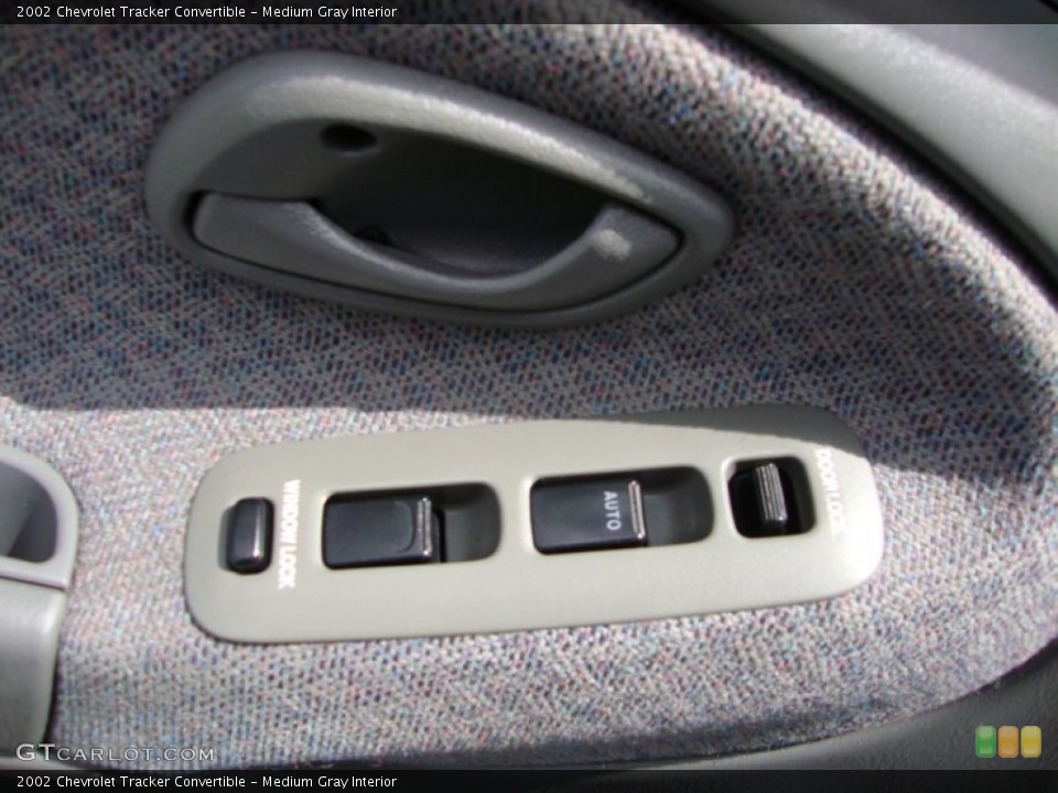 Medium Gray Interior Controls for the 2002 Chevrolet Tracker Convertible #81167439