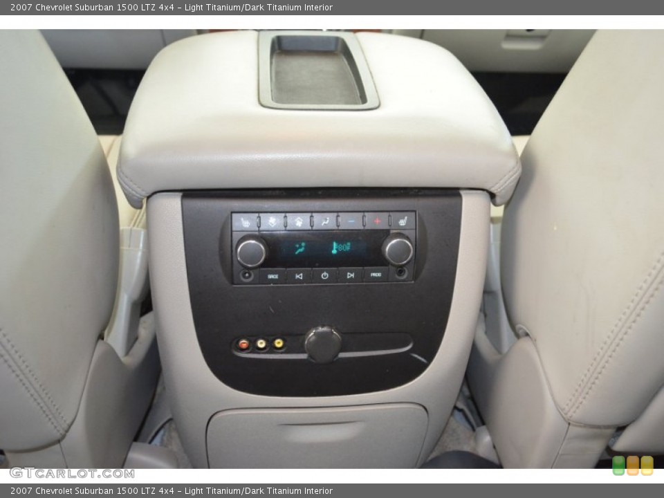 Light Titanium/Dark Titanium Interior Controls for the 2007 Chevrolet Suburban 1500 LTZ 4x4 #81194045