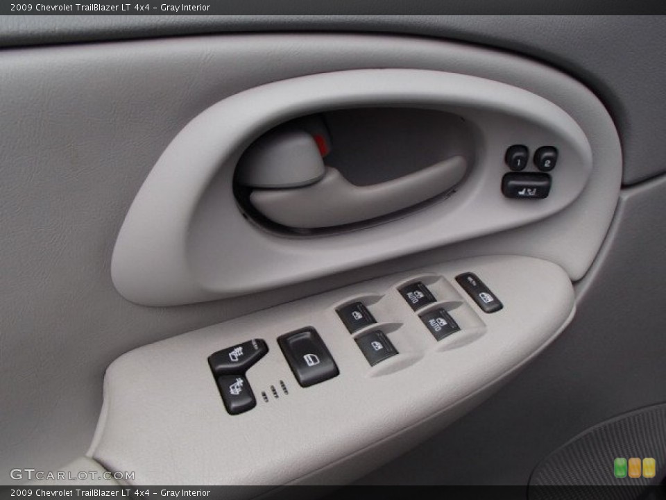 Gray Interior Controls for the 2009 Chevrolet TrailBlazer LT 4x4 #81339905