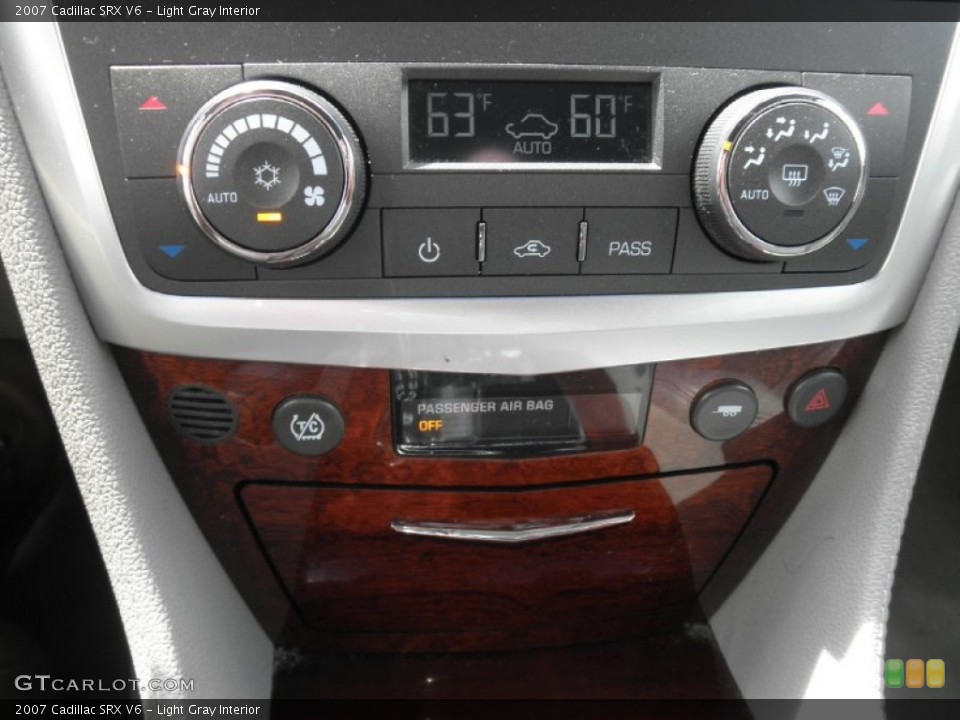 Light Gray Interior Controls for the 2007 Cadillac SRX V6 #81376065