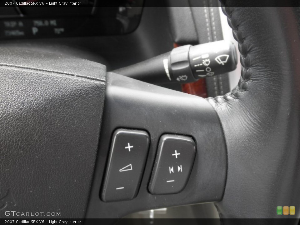 Light Gray Interior Controls for the 2007 Cadillac SRX V6 #81376113