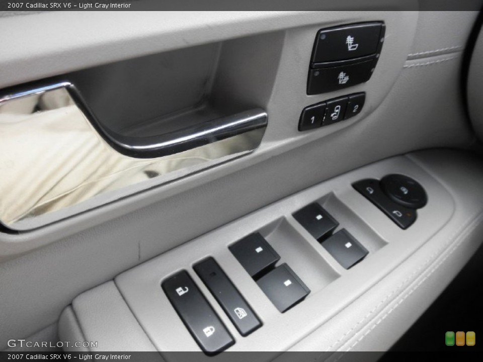 Light Gray Interior Controls for the 2007 Cadillac SRX V6 #81376185