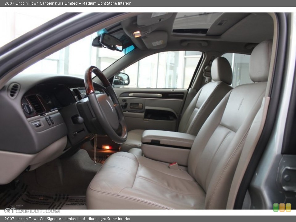Medium Light Stone Interior Photo for the 2007 Lincoln Town Car Signature Limited #81377600
