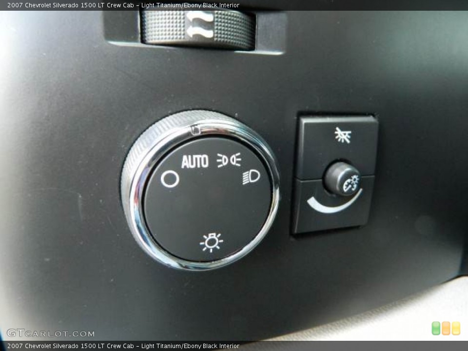Light Titanium/Ebony Black Interior Controls for the 2007 Chevrolet Silverado 1500 LT Crew Cab #81516376