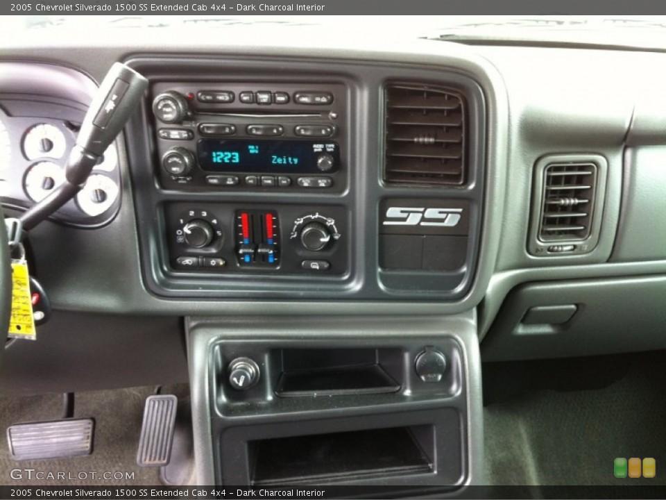 Dark Charcoal Interior Controls for the 2005 Chevrolet Silverado 1500 SS Extended Cab 4x4 #81518430