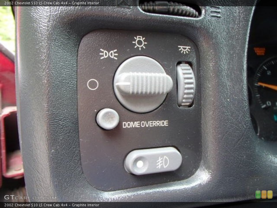 Graphite Interior Controls for the 2002 Chevrolet S10 LS Crew Cab 4x4 #81534431