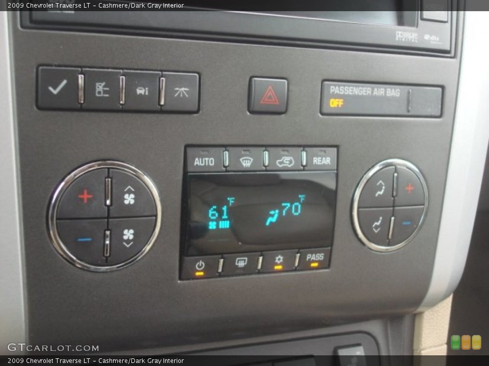 Cashmere/Dark Gray Interior Controls for the 2009 Chevrolet Traverse LT #81816255