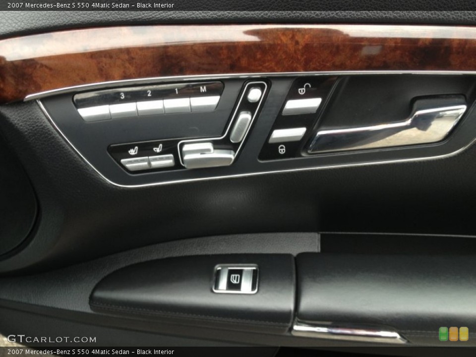 Black Interior Controls for the 2007 Mercedes-Benz S 550 4Matic Sedan #82007364