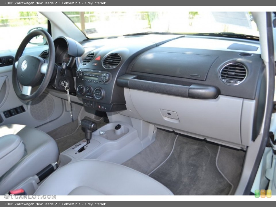 Grey Interior Dashboard for the 2006 Volkswagen New Beetle 2.5 Convertible #82104595