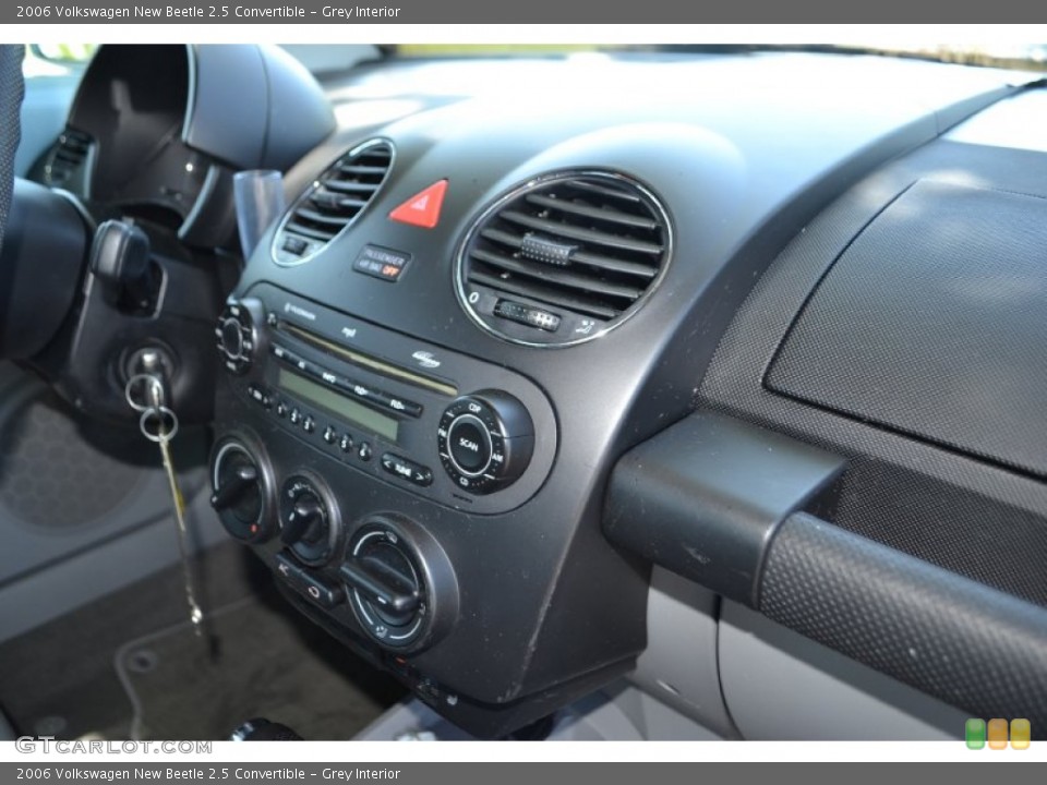 Grey Interior Controls for the 2006 Volkswagen New Beetle 2.5 Convertible #82104616