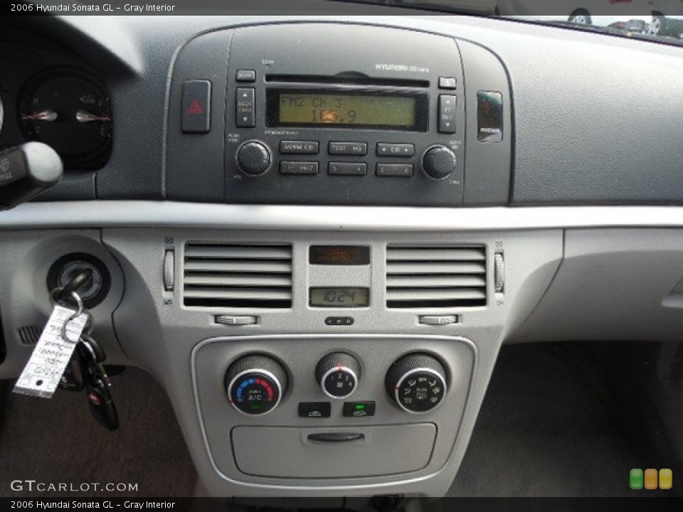 Gray Interior Controls for the 2006 Hyundai Sonata GL #82386739